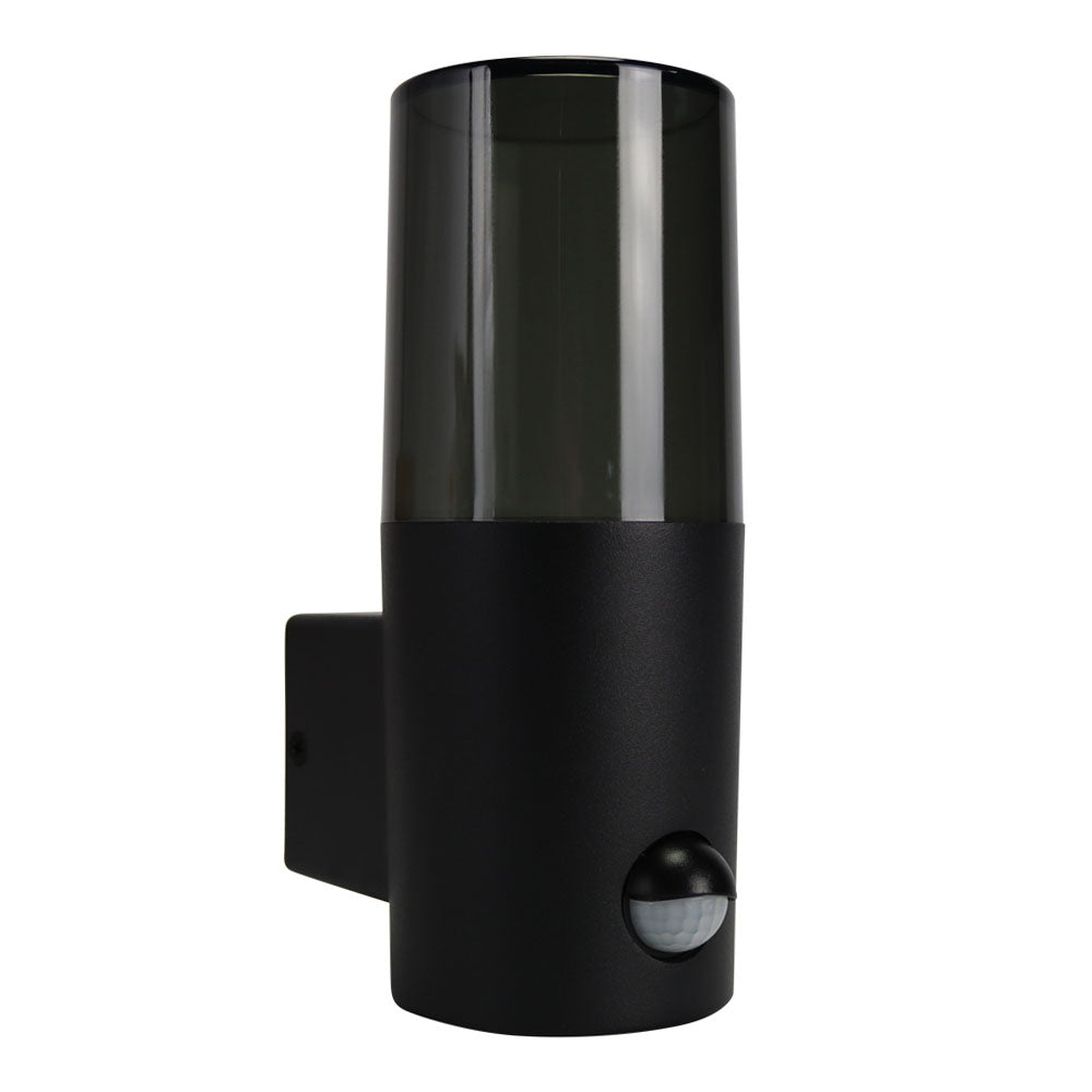 Zijaanzicht van een moderne zwarte buitenwandlamp met sensor en rookglas kap, geschikt voor wandmontage.