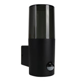 Zijaanzicht van een moderne zwarte buitenwandlamp met sensor en rookglas kap, geschikt voor wandmontage.