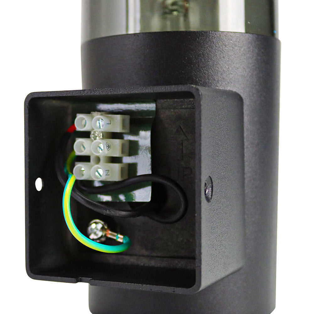 Close-up van de achterkant van een moderne zwarte buitenlamp met zicht op het aansluitblok en de bedrading voor wandmontage.