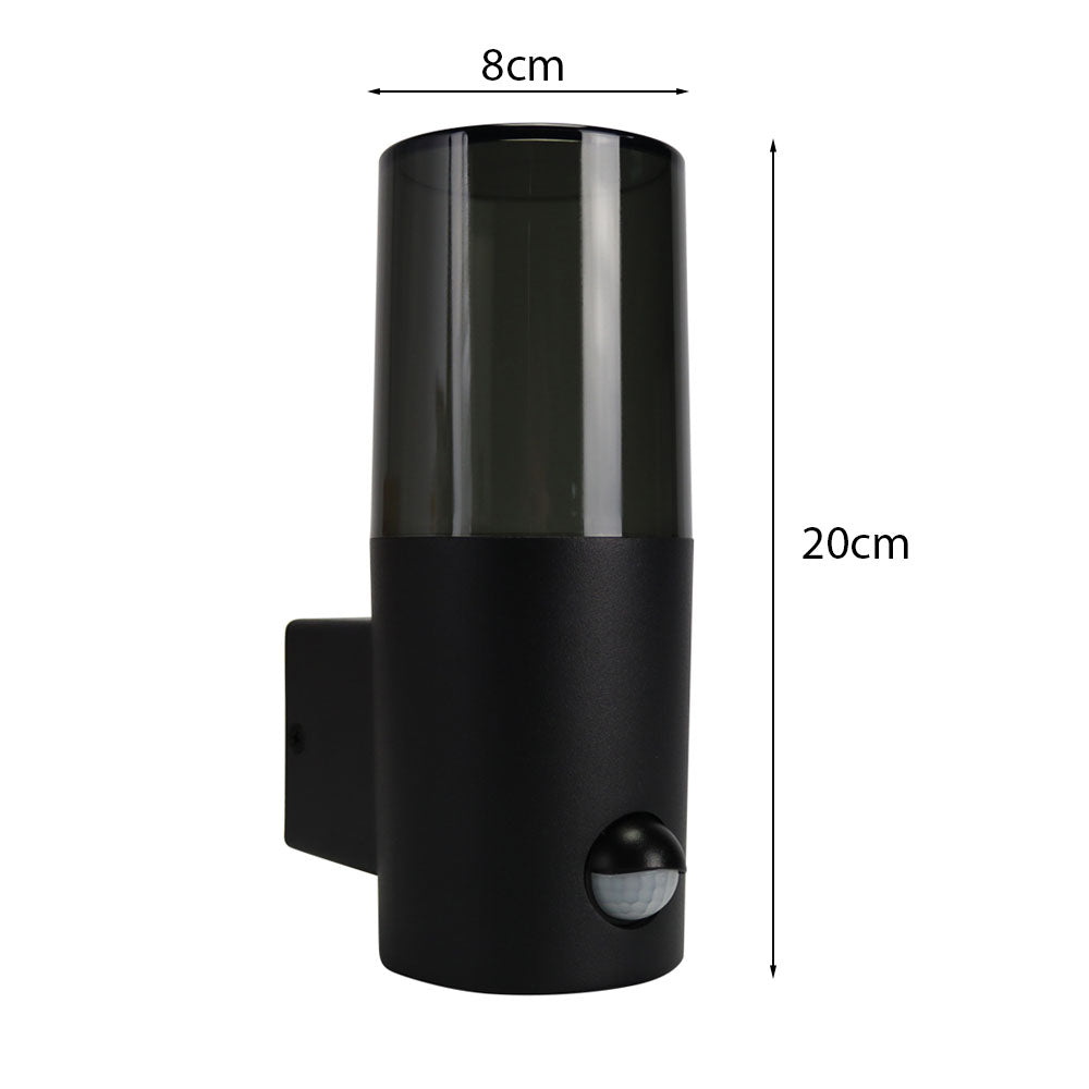 Zijaanzicht van een moderne zwarte buitenlamp met sensor, met afmetingen van 20 cm hoog en 8 cm breed, geschikt voor wandmontage.