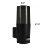 Zijaanzicht van een moderne zwarte buitenlamp met sensor, met afmetingen van 20 cm hoog en 8 cm breed, geschikt voor wandmontage.