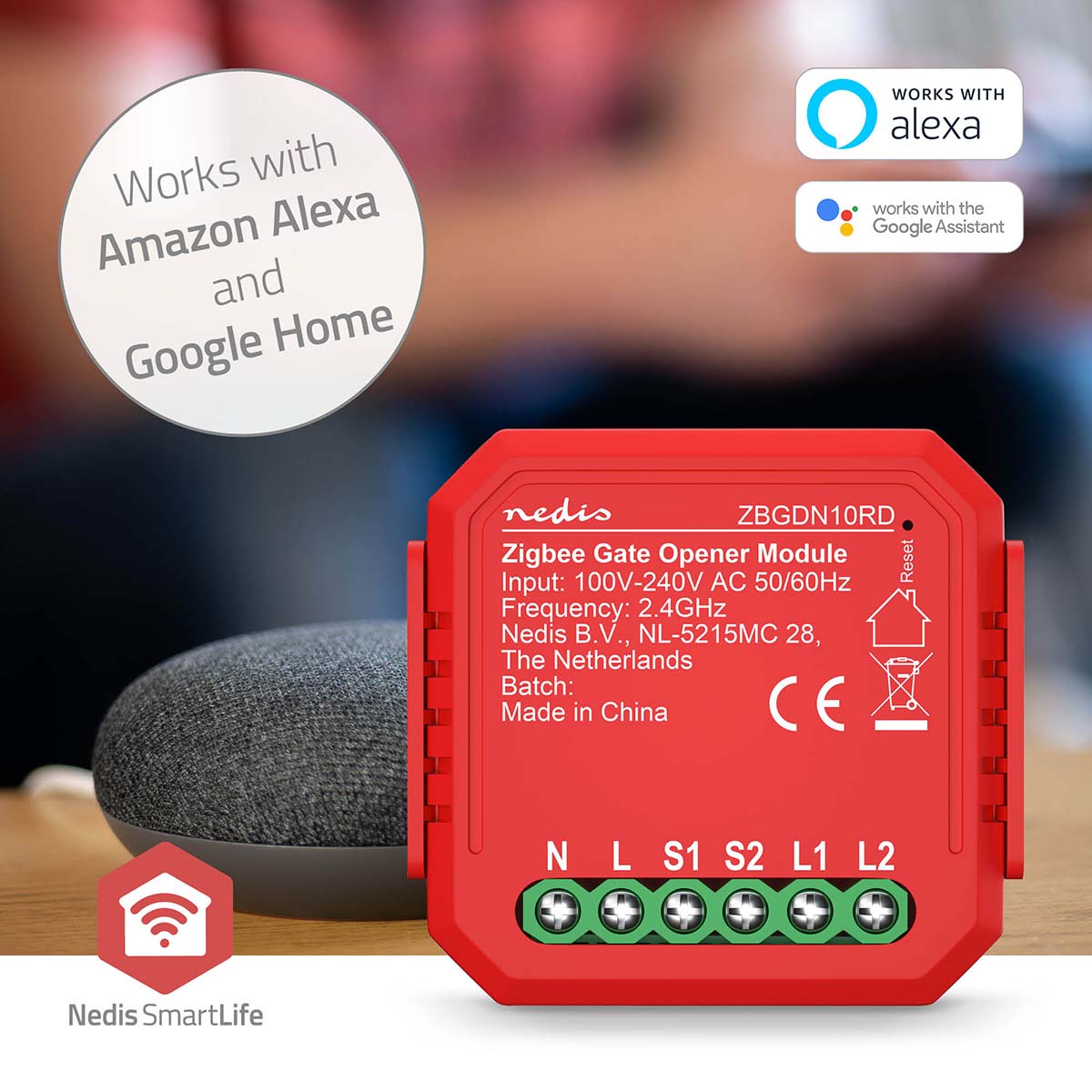 Vooraanzicht van de Nedis Zigbee Gate Opener Module, model ZBGDN10RD, in rode behuizing met aansluitpunten en technische specificaties zichtbaar; compatibel met Amazon Alexa en Google Home, ondersteunt 2.4GHz frequentie.