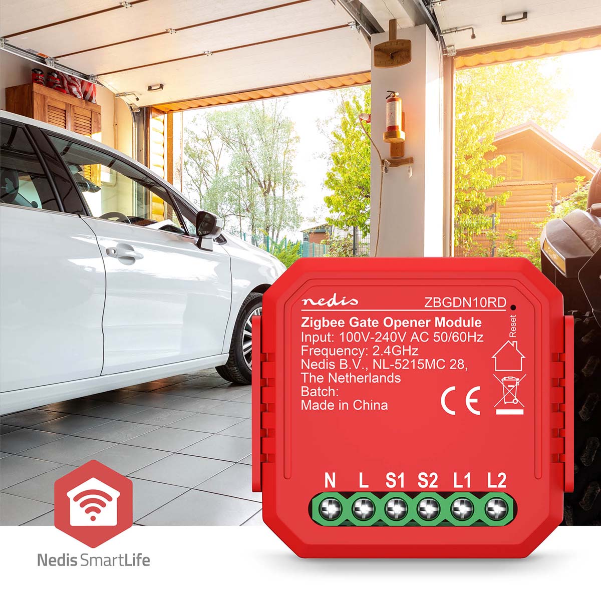 Vooraanzicht van de Nedis Zigbee Gate Opener Module (model ZBGDN10RD) in rode behuizing, geplaatst voor een geopende garage met witte auto, toont productinformatie en aansluitpunten; ideaal voor slimme bediening van garagedeuren via Nedis SmartLife.