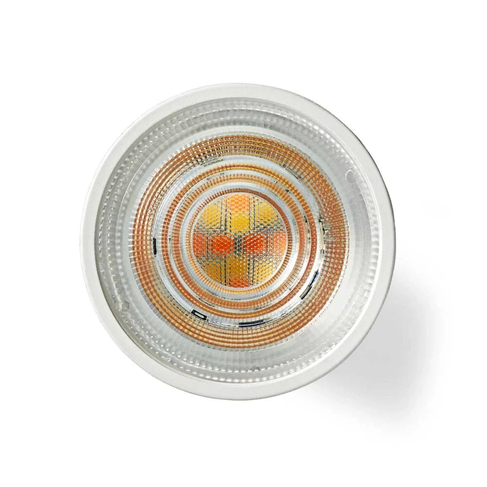 Close-up bovenaanzicht van een GU10 LED spotlicht met zichtbare lens en warmwitte LED-chip, geschikt voor energiezuinige verlichting in huis of kantoor.