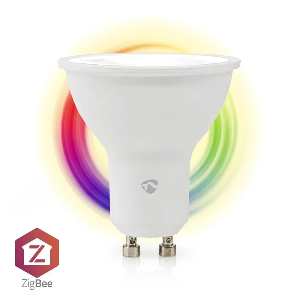 Vooraanzicht van een slimme GU10 LED spotlamp met ZigBee ondersteuning, afgebeeld met een lichtgevende regenboogkleurige gloed op de achtergrond, geschikt voor slimme verlichting en kleurenaanpassing.