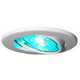 Onderwater zwembadlamp met witte rand en blauwgroene LED-verlichting, schuin zijaanzicht.