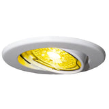 Witte inbouwspot met kantelbare GU10 LED lamp, schuin vanonder gefotografeerd, met warmgeel licht.