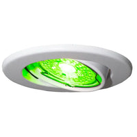 Witte inbouwspot met groene LED-verlichting, schuin van onderen gefotografeerd – moderne plafondspot voor binnengebruik.
