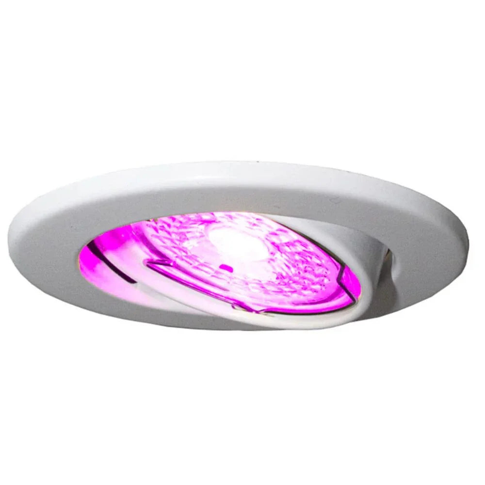 Inbouwspot met wit frame en roze LED-verlichting, schuin van onderen gezien.