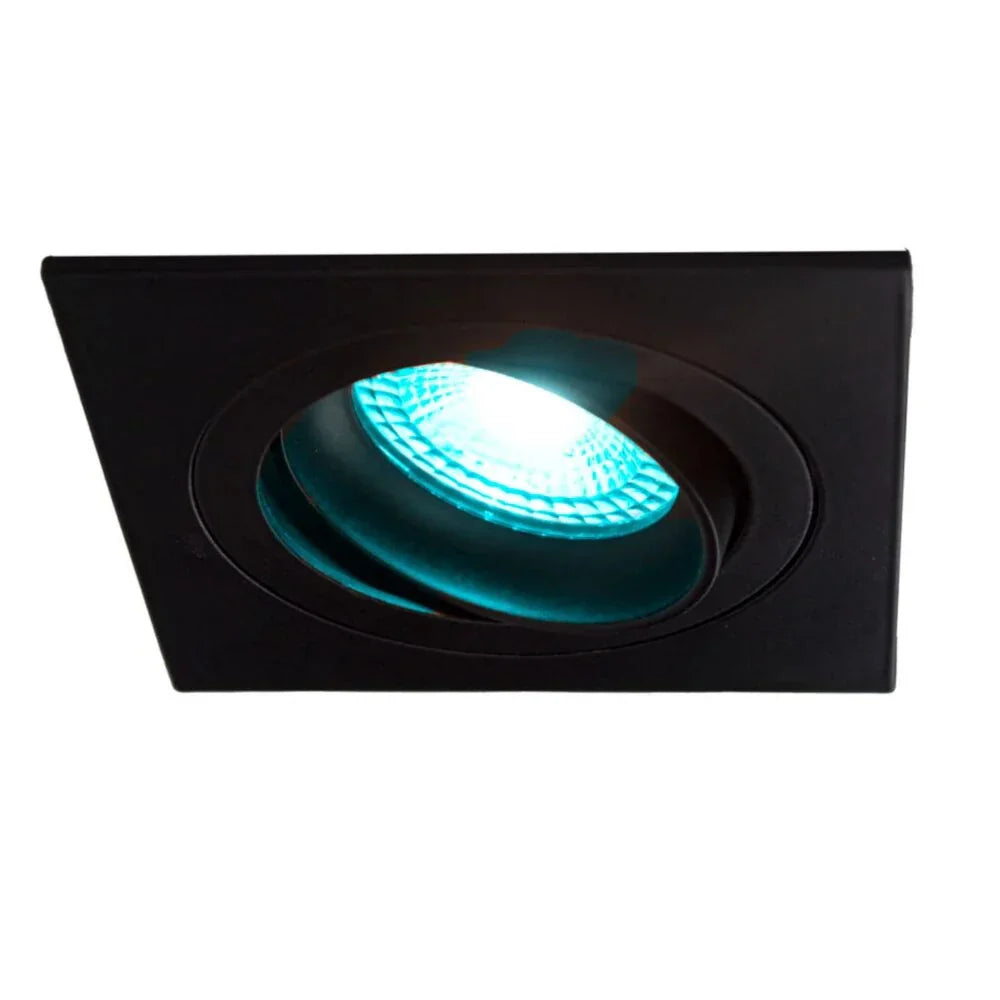 Zwarte vierkante inbouwspot met verstelbare LED-lichtbron, schuin van voren gefotografeerd met zichtbaar blauwachtig licht.