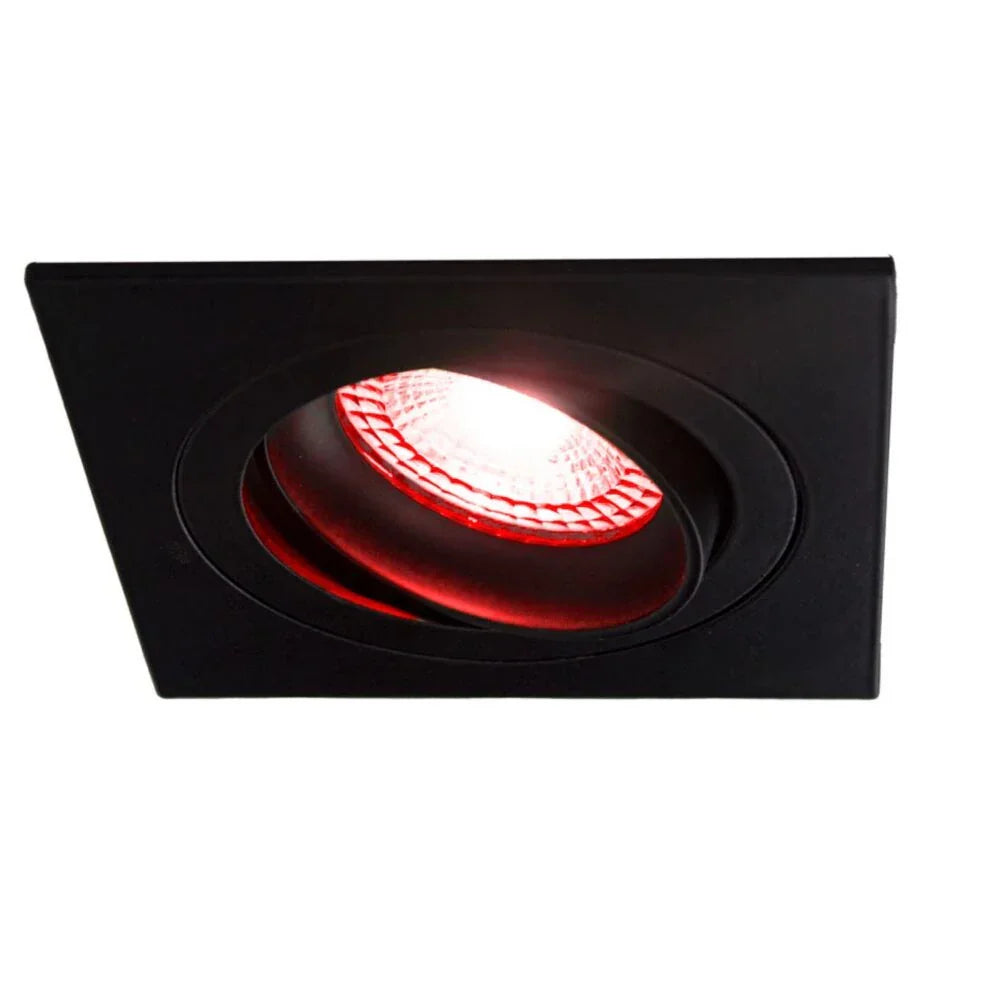 Zwarte vierkante inbouwspot met kantelbare rode LED-lichtbron, schuin van voren weergegeven tegen een witte achtergrond.