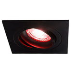Zwarte vierkante inbouwspot met kantelbare rode LED-lichtbron, schuin van voren weergegeven tegen een witte achtergrond.
