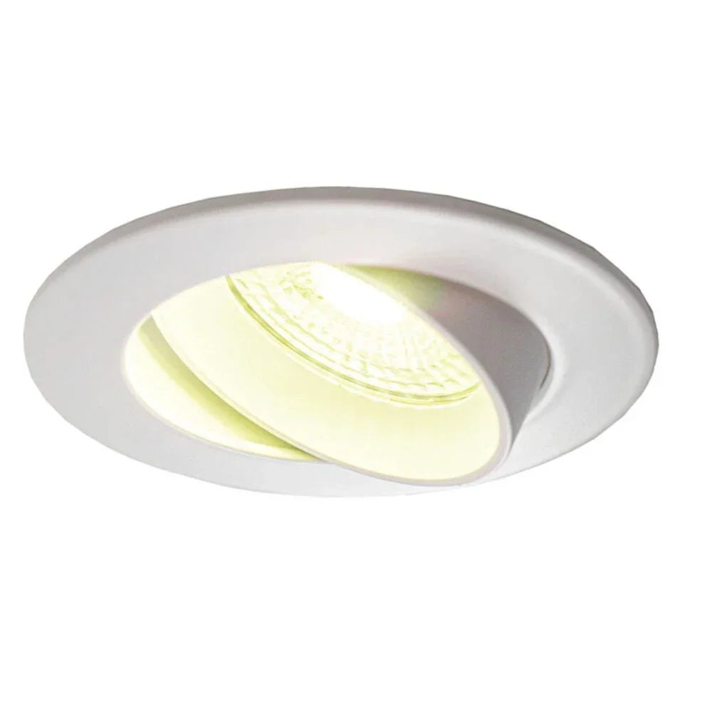 Ronde witte inbouwspot met kantelbaar LED-armatuur, gezien vanuit een schuine onderaanzicht, ideaal voor gerichte plafondverlichting in moderne interieurs.