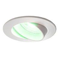 Witte kantelbare LED inbouwspot met groene verlichting, schuin van onderen gefotografeerd.