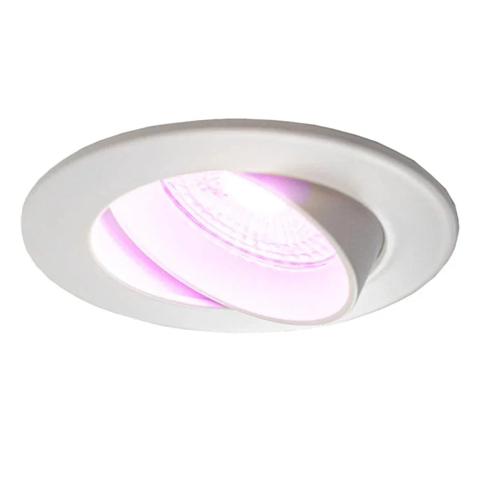 Witte richtbare LED inbouwspot met roze licht, schuin van onderen bekeken tegen een witte achtergrond.