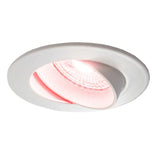 Witte richtbare inbouwspot met roze LED-verlichting, schuin van voren bekeken in close-up aanzicht tegen een witte achtergrond.