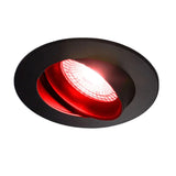 Ingebouwde LED downlight in zwart met rood accent, schuin verstelbaar, met zichtbaar brandend licht – zijaanzicht onder een hoek.