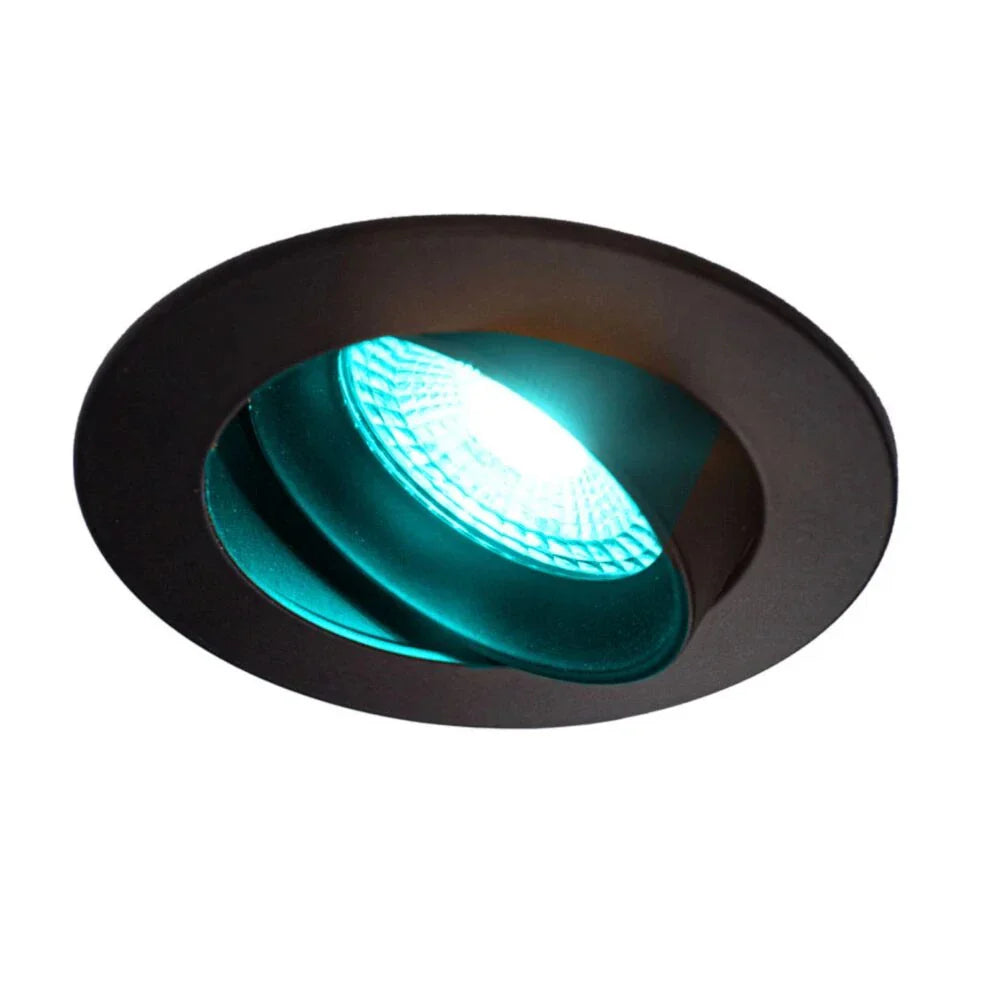 Zwarte inbouwspot met kantelbare LED-verlichting en turquoise licht, schuin van onderen gefotografeerd.