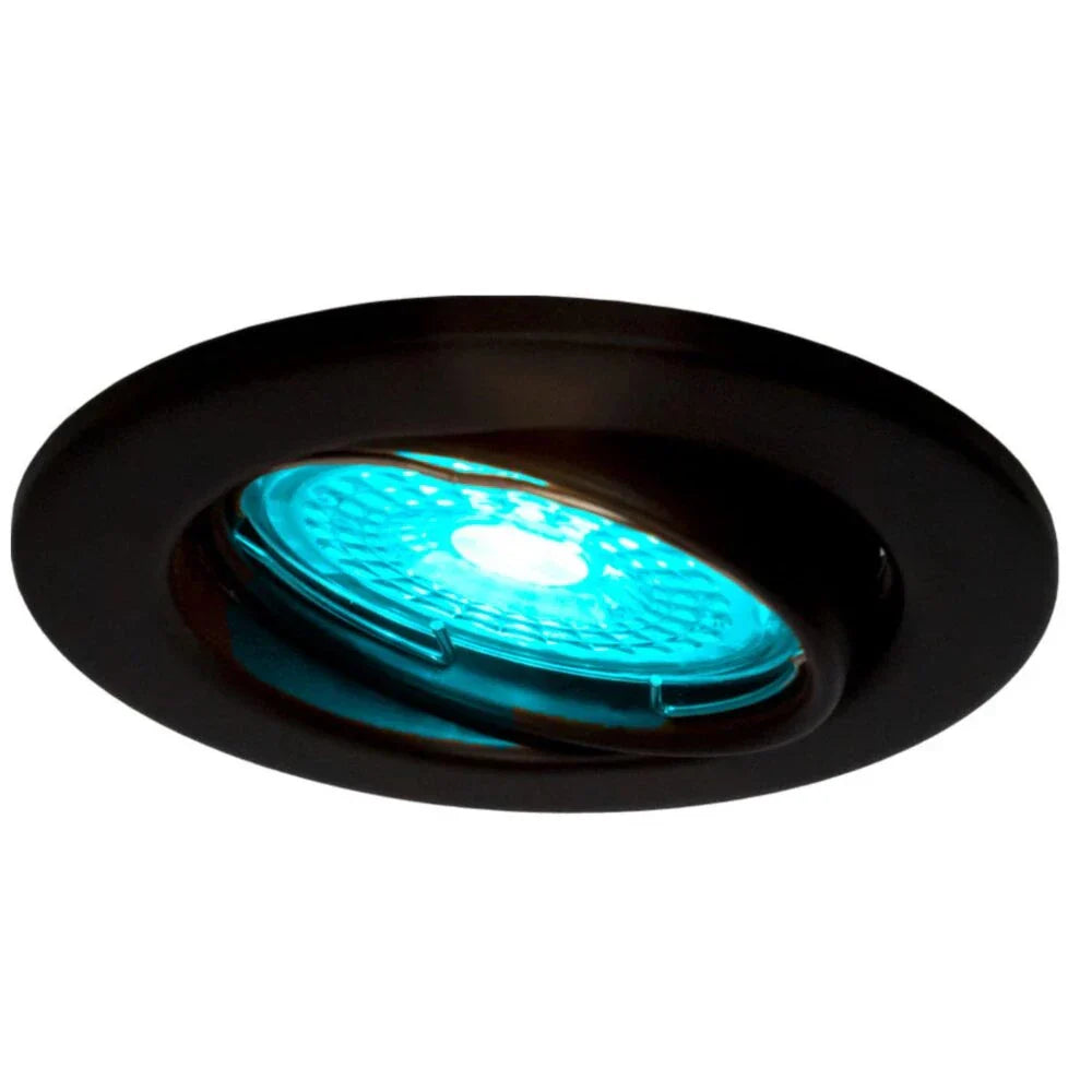 Ingebouwde LED-plafondspot met rond zwart frame en helderblauw licht, schuin van onderen bekeken.