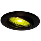 Zwarte ronde LED inbouwspot met geel licht, schuin van voren gezien voor een duidelijk zicht op de lichtbron en afwerking.