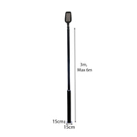 Teleurichtbare zwarte telescooppaal met LED-lamp, afmeting 15x15 cm en instelbare hoogte van 3 meter tot maximaal 6 meter, frontaal aanzicht.
