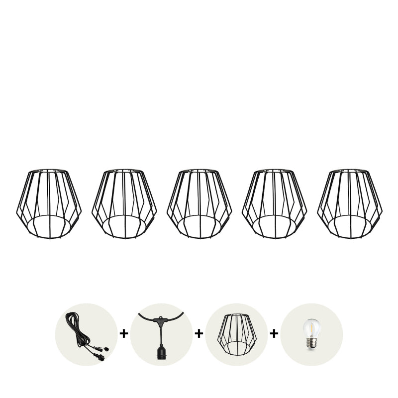 Set van 5 zwarte metalen draadlampenkappen met toebehoren, inclusief snoer, fittingen en LED lampen, afgebeeld in vooraanzicht op een witte achtergrond.