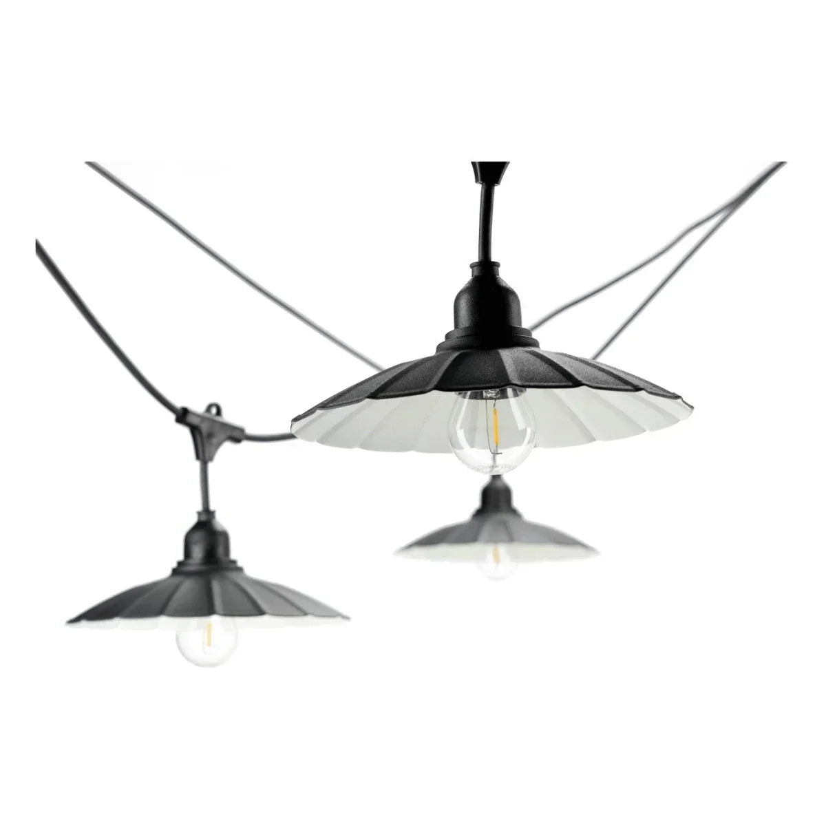 Close-up vooraanzicht van zwarte retro buitenfeestverlichting met metalen kap en zichtbare LED filamentlamp, geschikt voor tuin of terras.