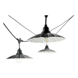 Close-up vooraanzicht van zwarte retro buitenfeestverlichting met metalen kap en zichtbare LED filamentlamp, geschikt voor tuin of terras.