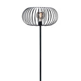 Staande lamp met zwarte metalen draadkap in een ovale vorm, zichtbaar vanaf de voorzijde, met een centraal geplaatste decoratieve gloeilamp.