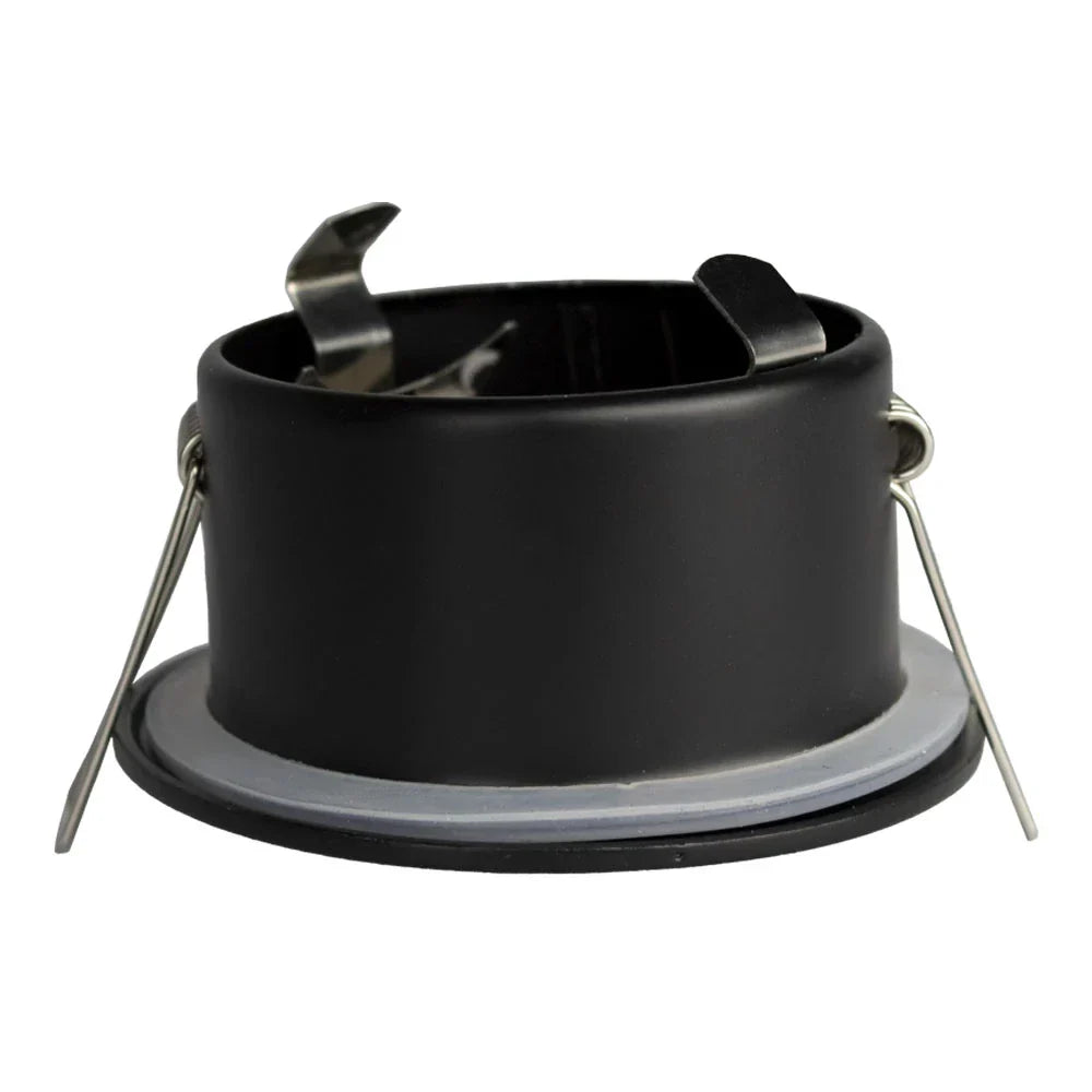 Close-up zijaanzicht van een zwarte inbouwspot klemring met metalen bevestigingsveren en rubberen afdichtring, geschikt voor montage van LED-inbouwverlichting.