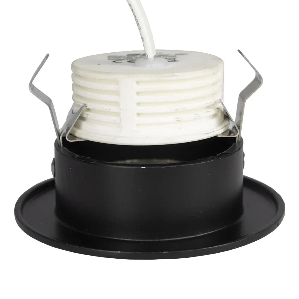 Zijaanzicht van een zwarte ronde inbouwspot fitting met witte keramische fitting en metalen bevestigingsklemmen, geschikt voor GU10 lampen.