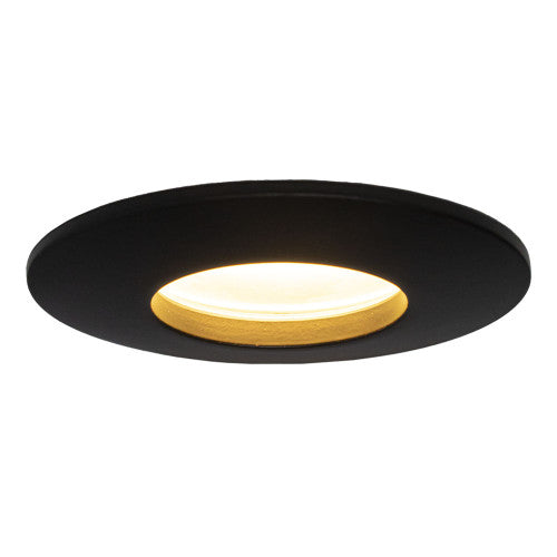 Inbouwspot CoreLine DN140B LED spot zwart met goudreflector – vooraanzicht vanaf een lage hoek, toont de ronde zwarte behuizing en warme lichtuitstraling.