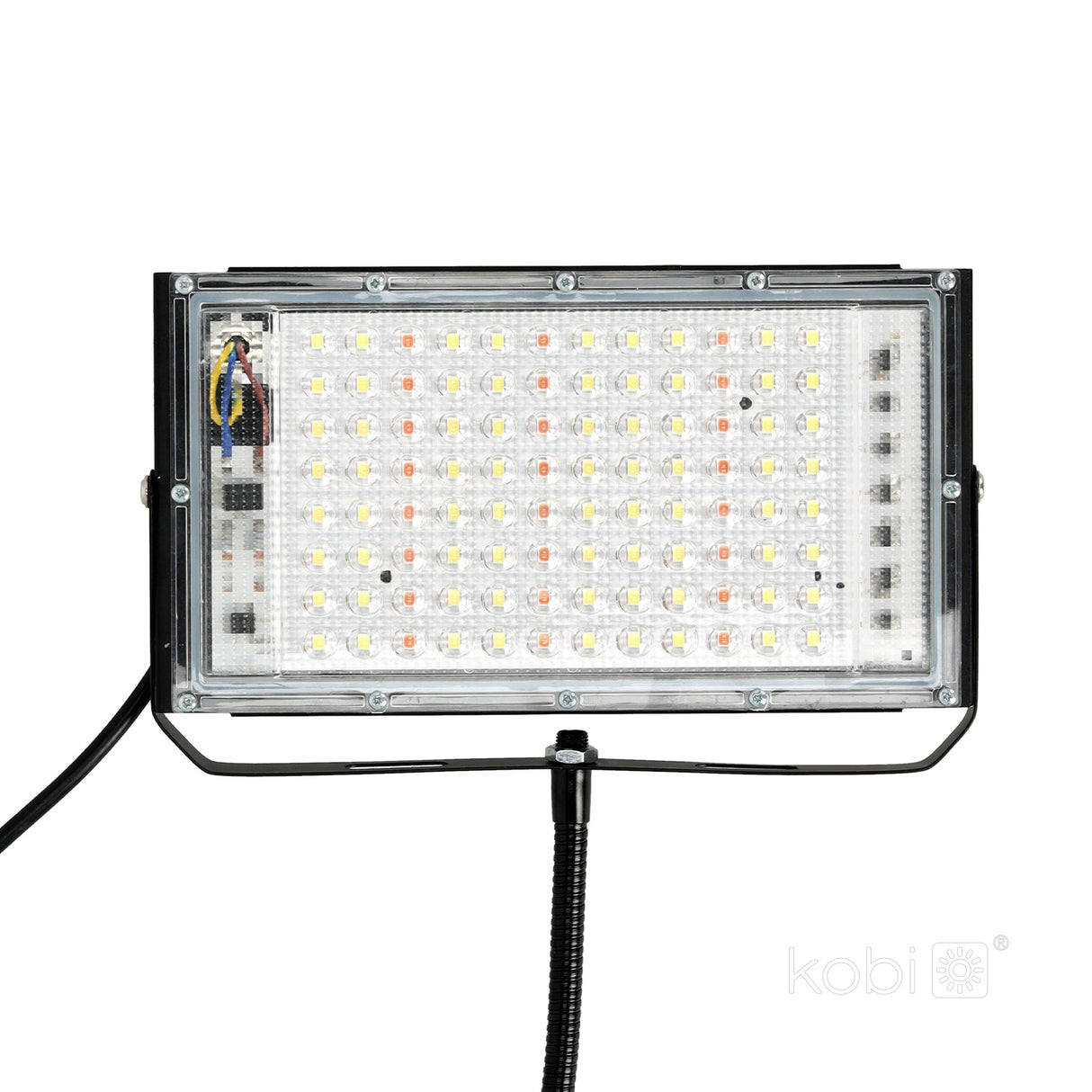 LED bouwlamp met koelribben en bevestigingsbeugel, vooraanzicht, met zichtbaar bedradingscompartiment aan de linkerzijde – geschikt voor gebruik buitenshuis of op de werf.