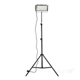 LED bouwlamp op statief met netsnoer, frontaal aanzicht tegen witte achtergrond, ideaal voor werkverlichting op de bouwplaats of tijdens klussen.