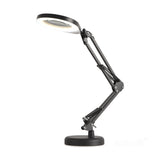 Zwarte verstelbare LED bureaulamp met vergrootglas, zijaanzicht, ontwerp met scharnierende arm en ronde lampkop, ideaal voor precisiewerk of hobbygebruik.