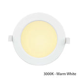 Ronde LED inbouwspot met witte rand en warm wit licht (3000K), bovenaanzicht.