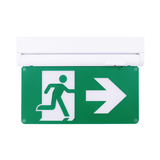 Nooduitgang bord met pictogram van rennende persoon en pijl naar rechts, vooraanzicht, groene achtergrond met witte symbolen, gemonteerd onder een witte armatuur.