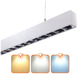 Moderne lineaire LED hanglamp in zilverkleurig design, met roosterreflector en instelbare lichtkleuren (warmwit, neutraalwit, koelwit), afgebeeld in schuin vooraanzicht met focus op het armatuur en lichttemperatuuropties.