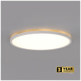 Ronde moderne LED plafondlamp met warm wit licht, zijdelings aanzicht, gemonteerd tegen een grijze plafond, voorzien van een 3 jaar garantie label.