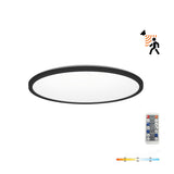 Moderne ronde LED plafondlamp met zwarte rand, draadloze afstandsbediening en bewegingssensor, afgebeeld in onderaanzicht tegen een witte achtergrond.