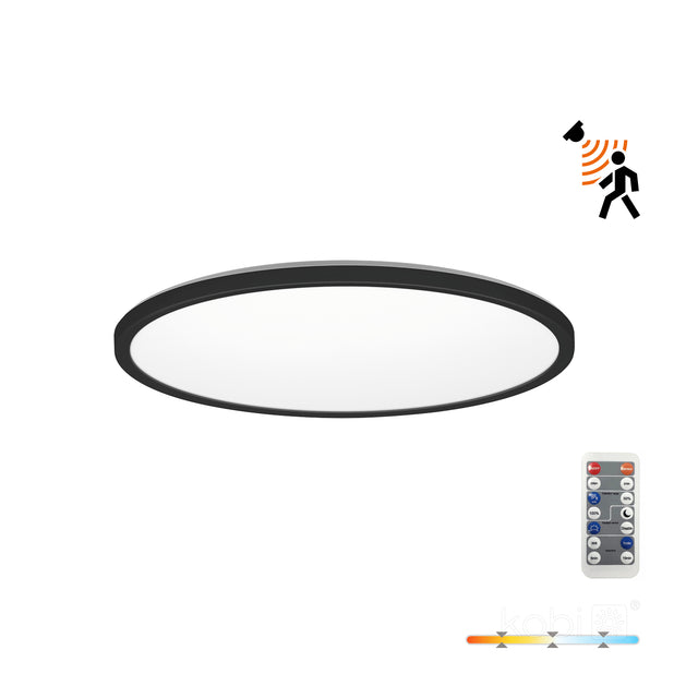 Moderne ronde LED plafondlamp met zwarte rand, draadloze afstandsbediening en bewegingssensor, afgebeeld in onderaanzicht tegen een witte achtergrond.