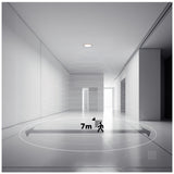 Binnenaanzicht van een minimalistisch, modern interieur met plafondbewegingssensor, illustratie van detectiebereik van 7 meter in een hal met witte muren en deuren – ideaal voor smart home toepassingen.