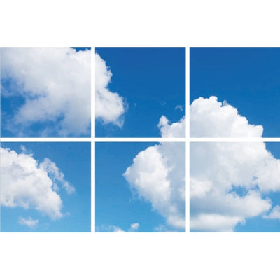 Fotoprint van een blauwe lucht met witte wolken, verdeeld over zes panelen in een vooraanzicht – decoratieve wandkunst voor een luchtige en moderne uitstraling.